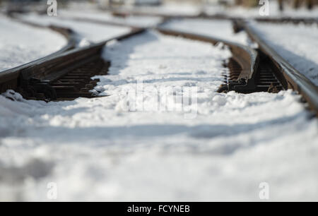 München, Deutschland. 18. Januar 2016. Ein tief verschneiten Bahnhof Schalter mit einer Heizung im Bild am Hauptbahnhof in München, Deutschland, 18. Januar 2016 ausgestattet. Schnee und Eis verursacht zahlreiche Störungen in der Bahnverkehr am selben Tag. Heizungen für Eisenbahn-Schalter dienen zur Vermeidung von Störungen durch Vereisung verursacht. Foto: MATTHIAS BALK/Dpa/Alamy Live-Nachrichten Stockfoto