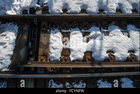 Ein tief verschneiten Bahnhof Schalter mit einer Heizung im Bild am Hauptbahnhof in München, Deutschland, 18. Januar 2016 ausgestattet. Schnee und Eis verursacht zahlreiche Störungen in der Bahnverkehr am selben Tag. Heizungen für Eisenbahn-Schalter dienen zur Vermeidung von Störungen durch Vereisung verursacht. Foto: MATTHIAS BALK/dpa Stockfoto