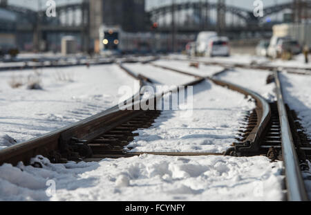 Ein tief verschneiten Bahnhof Schalter mit einer Heizung im Bild am Hauptbahnhof in München, Deutschland, 18. Januar 2016 ausgestattet. Schnee und Eis verursacht zahlreiche Störungen in der Bahnverkehr am selben Tag. Heizungen für Eisenbahn-Schalter dienen zur Vermeidung von Störungen durch Vereisung verursacht. Foto: MATTHIAS BALK/dpa Stockfoto