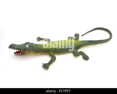 Spielzeug-Krokodil auf einem weißen Hintergrund Stockfoto
