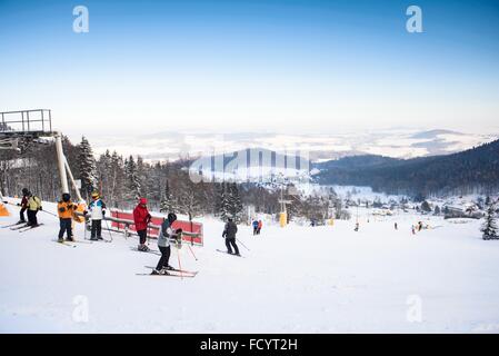 Grossschoenau, Deutschland. 22. Januar 2016. Skifahrer sind bergab im Naturpark "Zittauer Gebirge" (Zittauer Gebirge) in Grossschoenau, Deutschland, 22. Januar 2016 Skifahren. Der Naturpark liegt im Dreiländereck zwischen Deutschland, Tschechien und Polen und ist Teil einer Reihe von Naturparks in der Umgebung. Der Park wurde der 100. aufgeführten Erhaltung Bereich und Natur Park Landschaftsschutzgebiet in Deutschland im Jahr 2008. Foto: Thomas Eisenhuth/Dpa - NO-Draht-SERVICE-/ Dpa/Alamy Live News Stockfoto