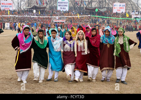 Srinagar, Kaschmir. 26. Januar 2016. Kashmiri Schülerinnen singen und tanzen sie indische Nationalflaggen zu halten, während sie an Indiens 67. Republic Day feiern in Srinagar, der Sommerhauptstadt des indischen Teil Kaschmirs, 26. Januar 2016 teilnehmen. Indien feiert seine 66. Tag der Republik. Bildnachweis: Basit Zargar/Alamy Live-Nachrichten Stockfoto