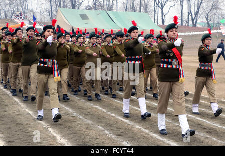 Srinagar, Kaschmir. 26. Januar 2016. Indische Polizei marschieren sie an Indiens 67. Republic Day feiern in Srinagar, der Sommerhauptstadt des indischen Teil Kaschmirs, 26. Januar 2016 teilnehmen. Indien feiert seine 66. Tag der Republik. Bildnachweis: Basit Zargar/Alamy Live-Nachrichten Stockfoto