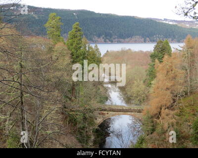 Die Fluss-Foyers wo tritt Loch Ness in der Nähe von Foyers in den schottischen Highlands. Stockfoto