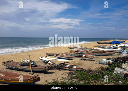 Angelboote/Fischerboote am Strand von Mokkam in der Nähe von Kollam (Quilon), Kerala, Indien Stockfoto