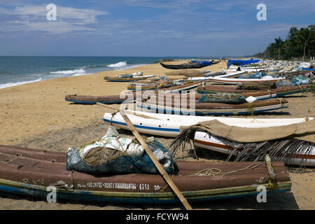 Angelboote/Fischerboote am Strand von Mokkam in der Nähe von Kollam (Quilon), Kerala, Indien Stockfoto