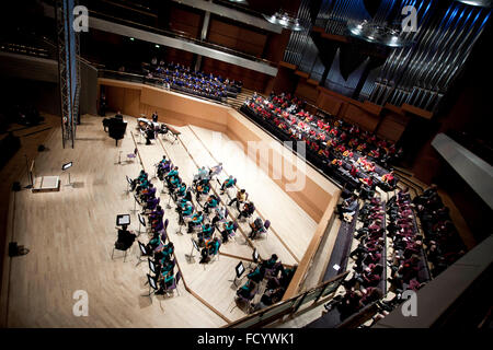 Grundschüler nehmen Teil in einem Gitarren-Konzert in der Bridgewater Hall.   allgemeine Sicht auf die Bühne Stockfoto