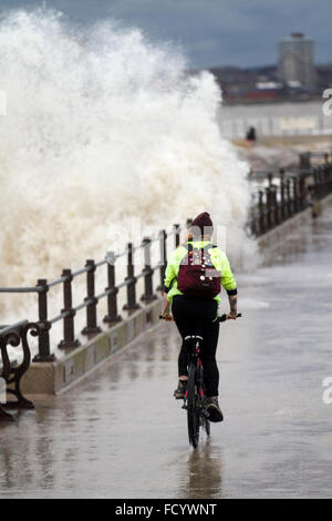 New Brighton, Birkenhead, Liverpool, Großbritannien. 26. Januar 2016. Hohe Wellen gegen das Meer Abwehrmechanismen des Birkenhead als die Flutwelle vom Sturm Jonas auf die englische Küste. Die Küste von New Brighton wurde durch das Hochwasser vor 2 Jahren verwüstet. Seafront Geschäfte wurden von den Wasserschaden & Autos in die Strudel auf den Docks gewaschen dezimiert. Stockfoto