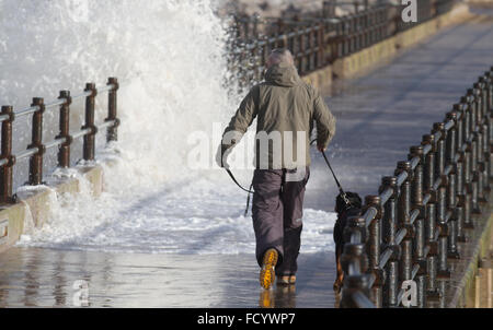 Wellen in New Brighton, Wirral, Großbritannien. 26. Januar, 2016. UK Wetter. Sturm wird in Großbritannien heute Schlag mit bis zu sechs Zoll Regen und 70 MPH Winden. Großbritannien heute 70 MPH Winde und eine Prognose sechs Zoll Regen als Sturm, fast 30 Menschen in den Usa getötet hat gerade für Großbritannien leitete. Stockfoto