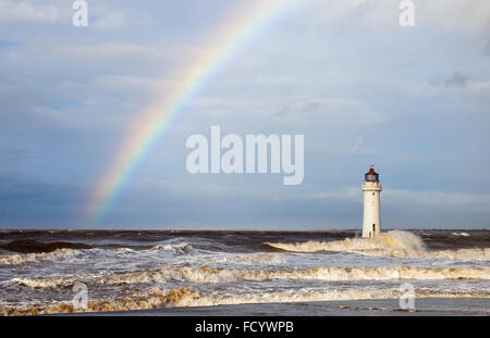 Storm Force windet den Fort Perch Leuchtturm, während sie die Nordwestküste und den Mündungseingang zum Fluss Mersey im November 2015 stürmen Storm Clodagh Großbritannien mit 70mph Stürmen und riesigen Wellen über die Küste. Stockfoto