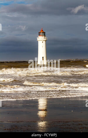 Storm Force windet den Fort Perch Leuchtturm, während sie die Nordwestküste und den Mündungseingang zum Fluss Mersey im November 2015 stürmen Storm Clodagh Großbritannien mit 70mph Stürmen und riesigen Wellen über die Küste. Stockfoto