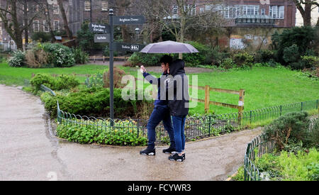 Brighton, UK. 26. Januar 2016. Ein paar Kampf mit ihren Regenschirm in Brighton heute als der Sturm Wetter verursacht Schneechaos in den USA kommt in Großbritannien heute bringen, Stürme und Regen Credit: Simon Dack/Alamy Live News Stockfoto