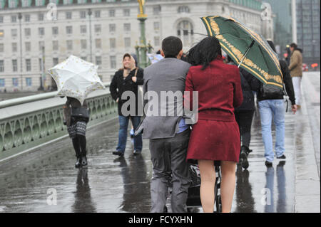 Westminster Bridge, London, UK. 26. Januar 2016. Londoner auf Westminster Bridge zu Beginn der Sturm Jonas Stockfoto