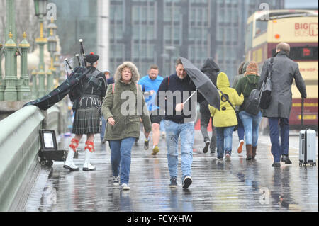 Westminster Bridge, London, UK. 26. Januar 2016. Londoner auf Westminster Bridge zu Beginn der Sturm Jonas Stockfoto