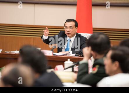 Peking, China. 25. Januar 2016. Der chinesische Ministerpräsident Li Keqiang führt den Vorsitz in einem Symposium, Meinungen von Staats-und Regierungschefs nicht-kommunistischen Parteien, Beamte der All-China Federation of Industry und Handel, zu erbitten und prominente Persönlichkeiten ohne Parteizugehörigkeit zu dem Entwurf einer jährlichen Regierung Bericht und des Landes 13. fünf-Jahres-Plan für 2016-2020, in Peking, Hauptstadt von China, 25. Januar 2016. Li wird auf der Jahrestagung des nationalen Volkskongresses im März der im letzten Bericht liefern. © Li Xueren/Xinhua/Alamy Live-Nachrichten Stockfoto