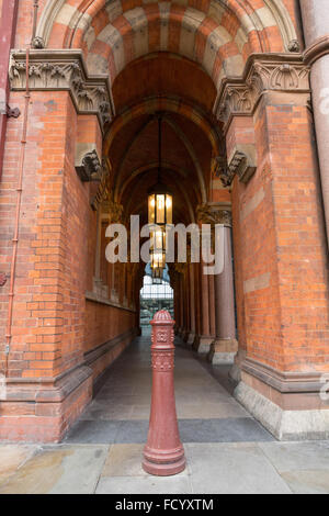 Eine Gasse verbindet St Pancras Bahnhof Stockfoto