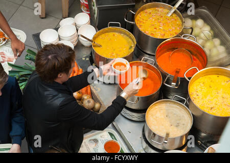 Kunden bedienen sich mit heißer Suppe im La Place Self-Service-Food-Restaurant im Zentrum von Amsterdam. Holland. Die Niederlande Stockfoto