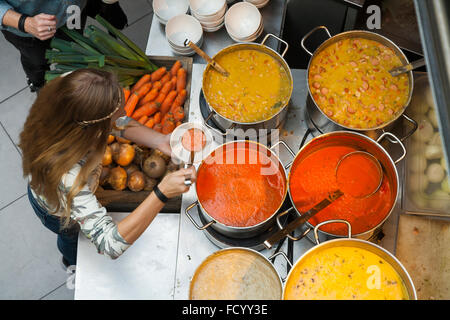 Kunden bedienen sich mit heißer Suppe im La Place Self-Service-Food-Restaurant im Zentrum von Amsterdam. Holland. Die Niederlande Stockfoto