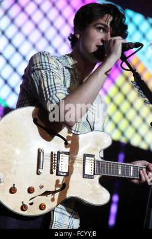 Orange Rockcorps im Apollo Theater Manchester. Vampire Weekend. Ezra Koenig auf der Bühne Stockfoto