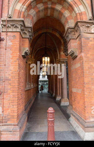 Eine Gasse verbindet St Pancras Bahnhof Stockfoto