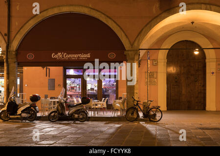 Bologna-Italien in der Nacht. Italien-Straßenszene. Stockfoto