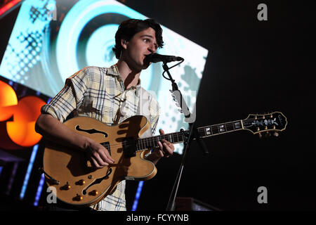 Orange Rockcorps im Apollo Theater Manchester. Vampire Weekend. Ezra Koenig auf der Bühne Stockfoto