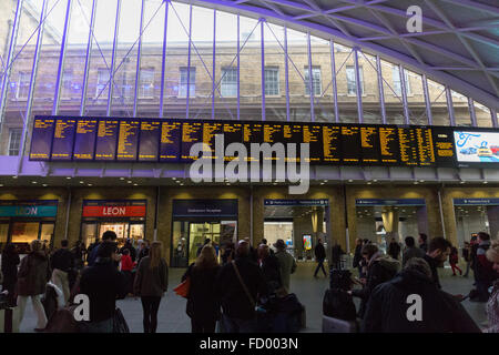 Abfahrts- und Ankunftszeiten Bretter in Kings Cross Station, London Stockfoto