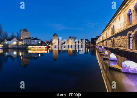 Beleuchtete Barrage Vauban und Ponts Couverts in der Dämmerung Straßburg, Elsass, Frankreich Stockfoto