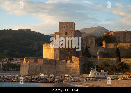 Das Königsschloss in Collioure mit Tour de Madeloc im Hintergrund, Frankreich. Stockfoto