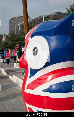 Detail von einem Anschluß-Markierungsfahne gemalt Eule Teil der großen Hoot Birmingham Eule Skulptur trail 2015 West Midlands England UK Stockfoto