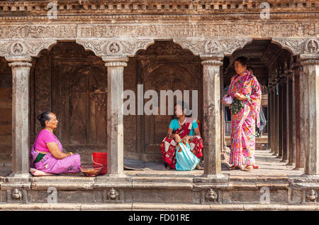 Drei Frauen reden vor einem Tempel in Patan Stockfoto