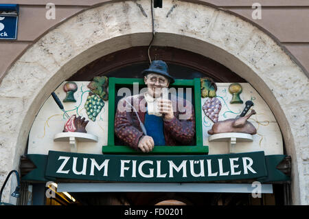 Zum Figlmüller, zu unterzeichnen, über dem Eingang zur Figlmueller Wollzeile, das berühmteste Schnitzel Restaurant in Wien, Österreich Stockfoto