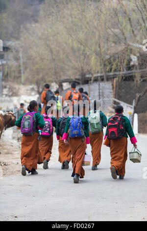 Schulkinder in Tracht, Jakar, Bumthang, zentrale Bhutan Stockfoto