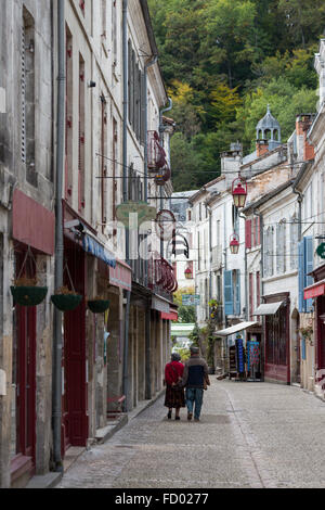 Niedlich älteres Ehepaar Wandern in Brantome, Dorf in der Dordogne, Frankreich Stockfoto