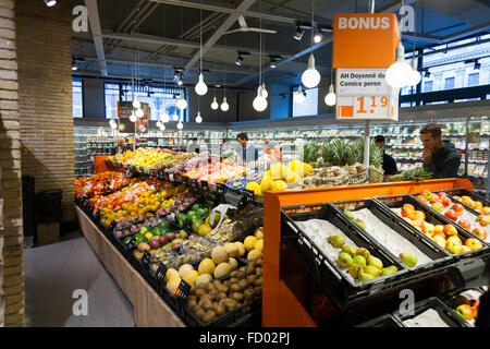 Eine Anzeige von frischem Obst und Gemüse / Lebensmittel im Albert Heijn, einer niederländischen Supermarkt. Amsterdam. Holland. Den Niederlanden. Stockfoto