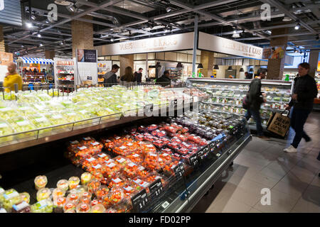 Eine Anzeige von frischem Obst und Gemüse / Lebensmittel im Albert Heijn, einer niederländischen Supermarkt. Amsterdam. Holland. Den Niederlanden. Stockfoto