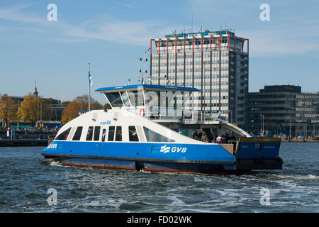 Die GVB Fähre / Freie Passagier Fähre überquert den Fluss IJ zwischen Amsterdam Central Station & Buiksloterweg in der niederländischen Hauptstadt Niederlande Holland Stockfoto