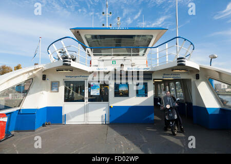 Die GVB Fähre / Freie Passagier Fähre überquert den Fluss IJ zwischen Amsterdam Central Station & Buiksloterweg in der niederländischen Hauptstadt Niederlande Holland Stockfoto