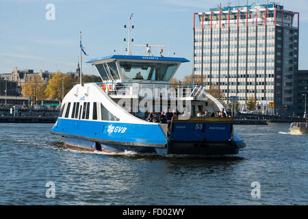 Die GVB Fähre / Freie Passagier Fähre überquert den Fluss IJ zwischen Amsterdam Central Station & Buiksloterweg in der niederländischen Hauptstadt Niederlande Holland Stockfoto