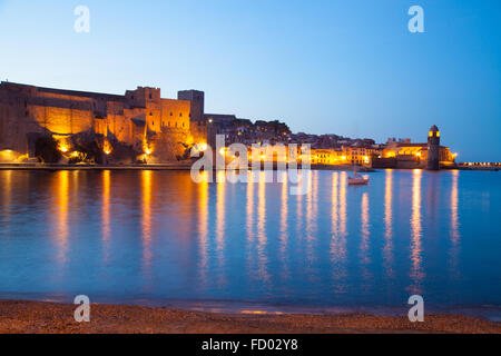 Eine Nachtansicht von Collioure in Südfrankreich. Stockfoto