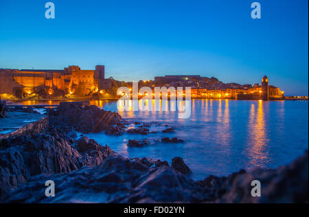 Eine Nachtansicht von Collioure in Südfrankreich. Stockfoto