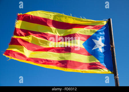 La Senyera Estelada ist eine inoffizielle Flagge und ist in der Regel durch Verfechter von Unabhängigkeit Kataloniens aus Spanien winkte Stockfoto