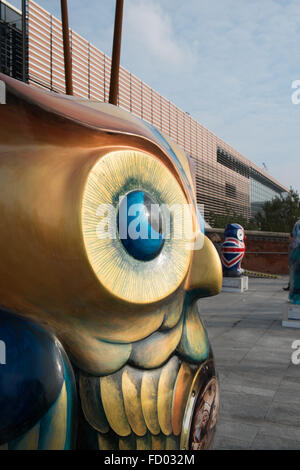 Detail von gold und blau bemalte Eule Teil der großen Hoot Birmingham Eule Skulptur trail 2015 West Midlands England UK Stockfoto