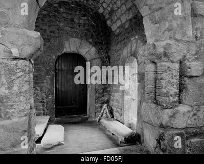 Innere des angelsächsischen West Vorhalle der Klosterkirche St. Peter, Monkwearmouth, gegründet AD674 von Str. Benedict Biscop. Stockfoto