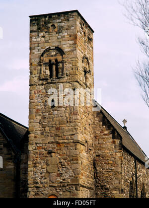 Monkwearmouth Klosterkirche, Sunderland: C11th Turm oberhalb der spitzes Dach-Linie von der ursprünglichen C7th sächsischen Veranda & geschnitzte Figur. Stockfoto