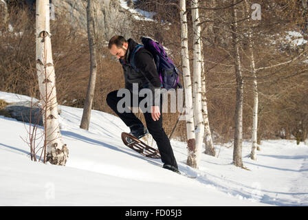 Mann im Schneeschuhe Stockfoto