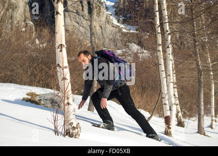 Mann im Schneeschuhe Stockfoto