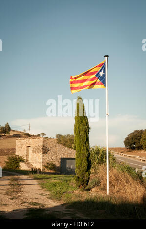 Unabhängigkeit Die katalanische Flagge 'Estelada', in der Nähe von Sant Martí Sesgueioles, Barcelona, Katalonien, Spanien Stockfoto