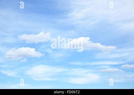 Licht blauen Himmel mit Wolken, als Hintergrund verwendet werden Stockfoto