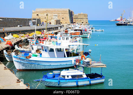 Venezianische Festung und Angelboote/Fischerboote in Heraklion, Kreta, Griechenland Stockfoto